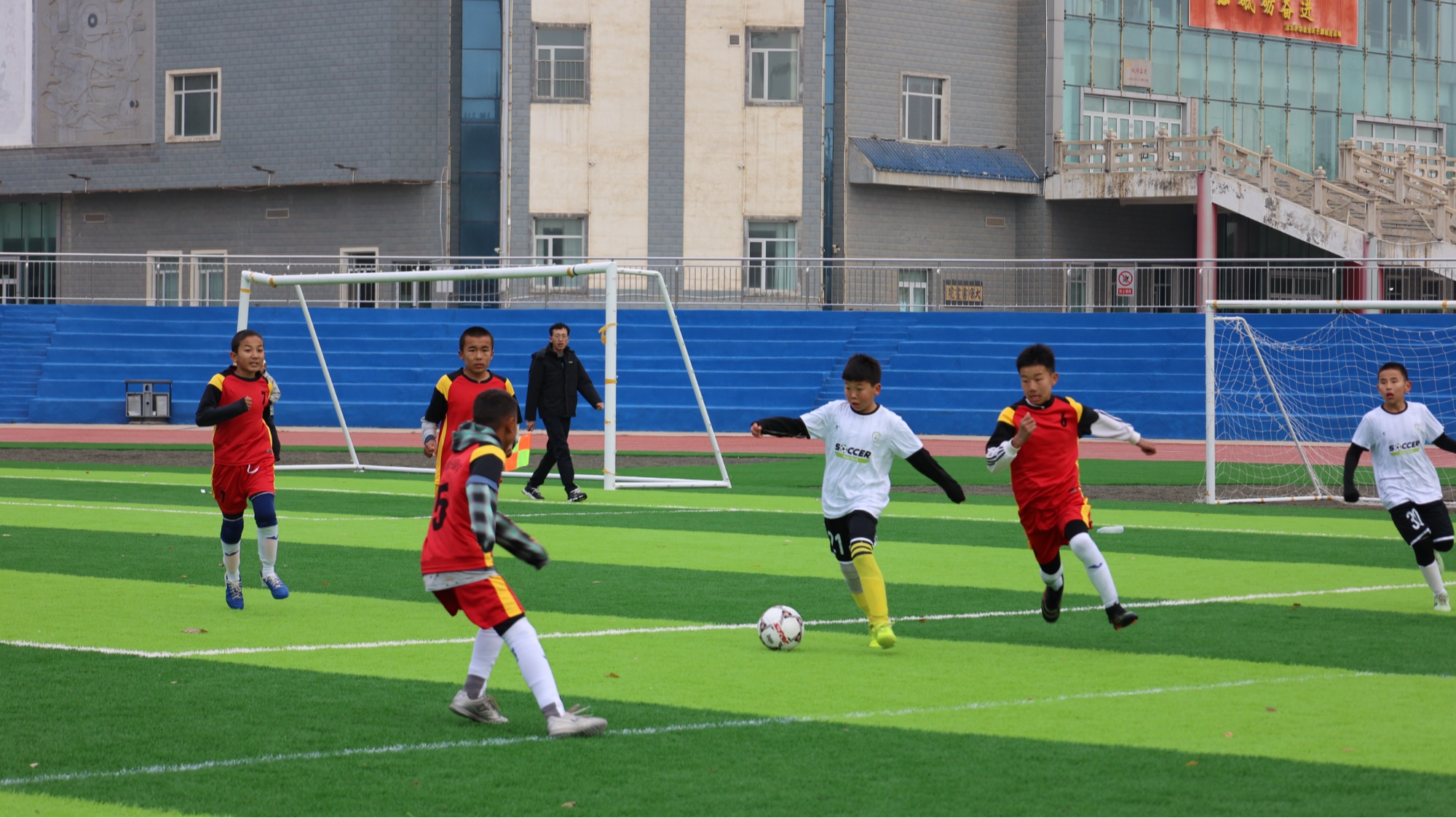 “B体育奔跑吧·少年”吉木萨尔县2024年中小学生（青少年）校园足球赛激情开赛(图5)