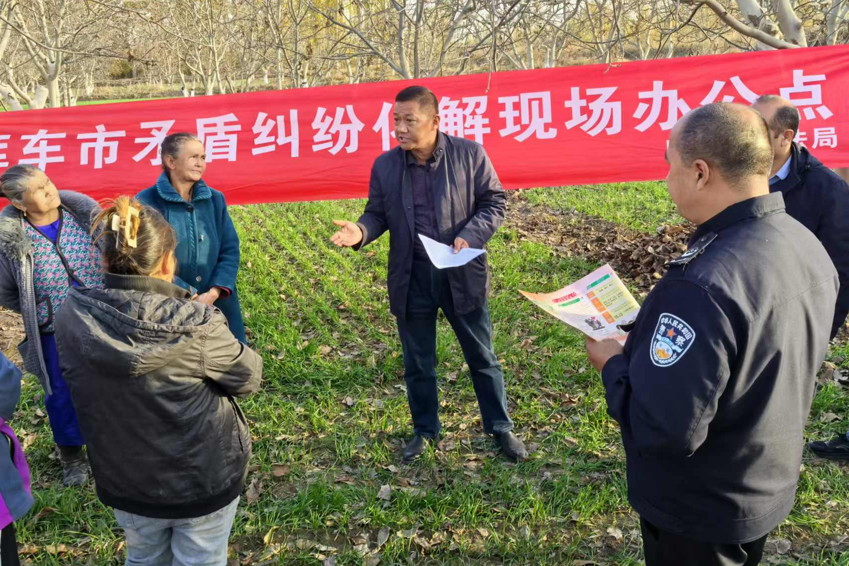 法治宣传进田间地头 让普法沾点“土”味