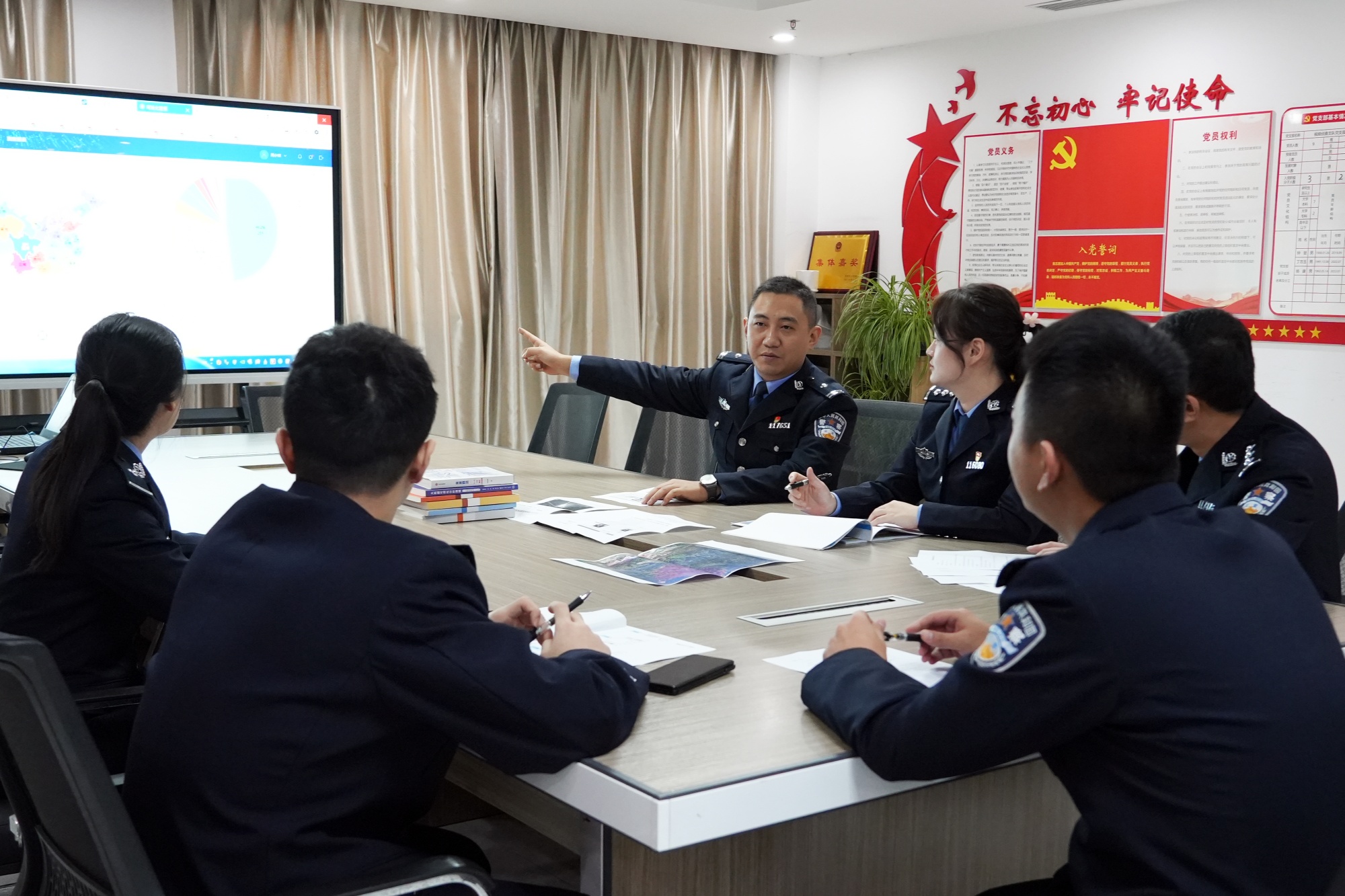 小队成员在开会讨论问题(重庆市万州区公安局)诞生于"兴趣""最近部分