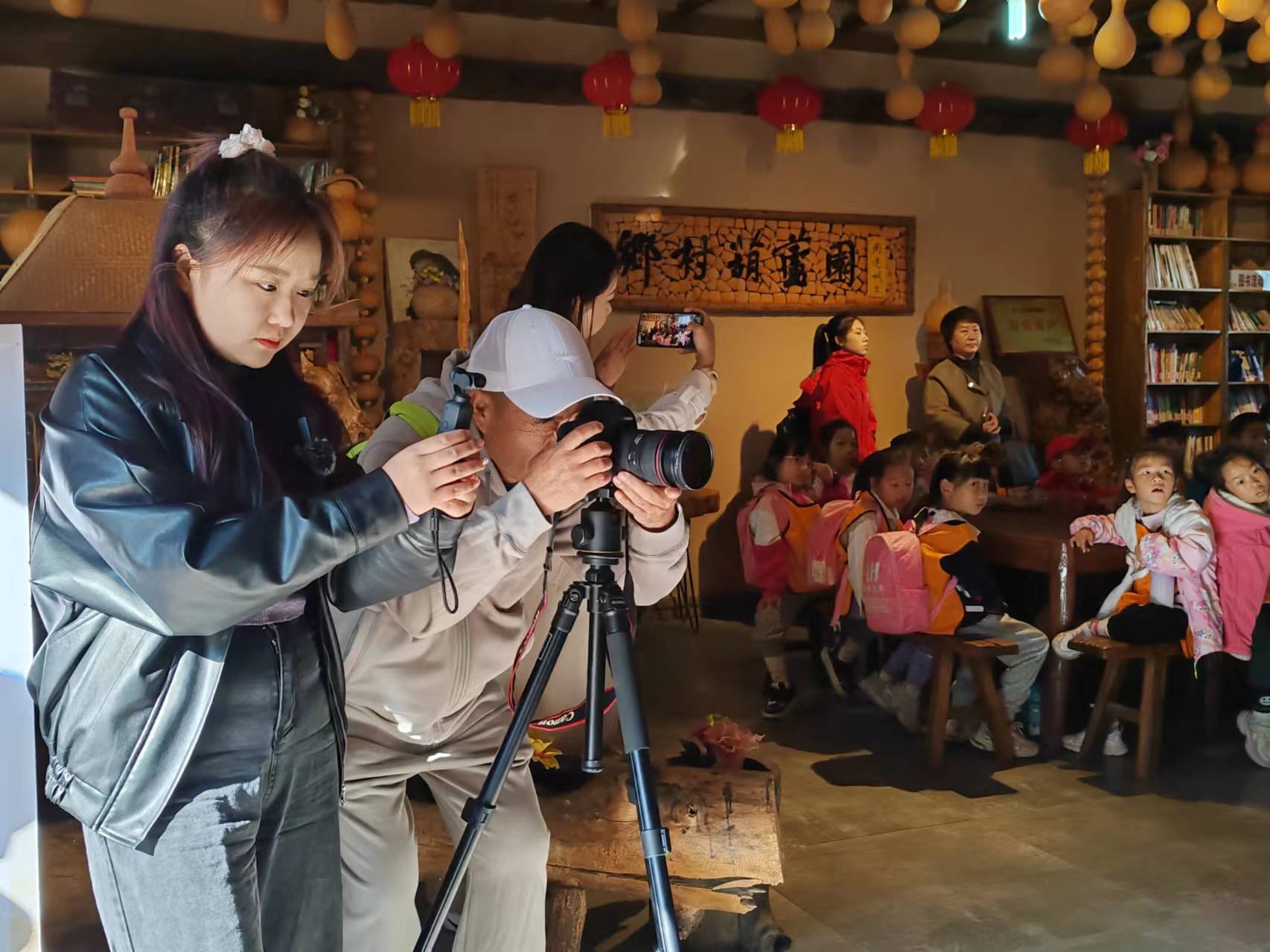 雷火竞技官网“葫芦雕刻传文化 根雕艺术铸民魂”网络达人采风活动(图3)