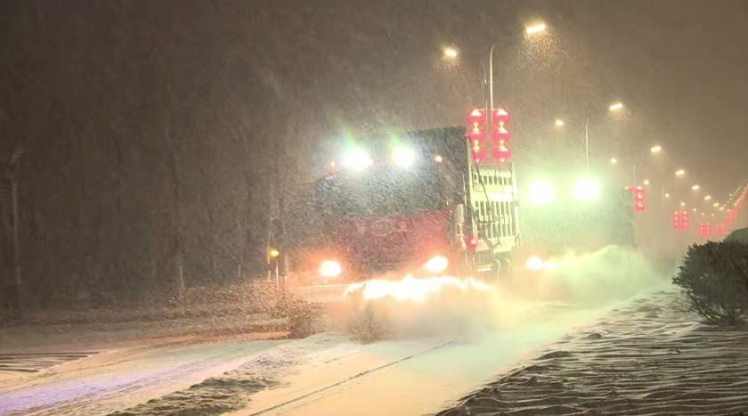 黑龙江省鹤岗市：万众一心迎战暴风雪