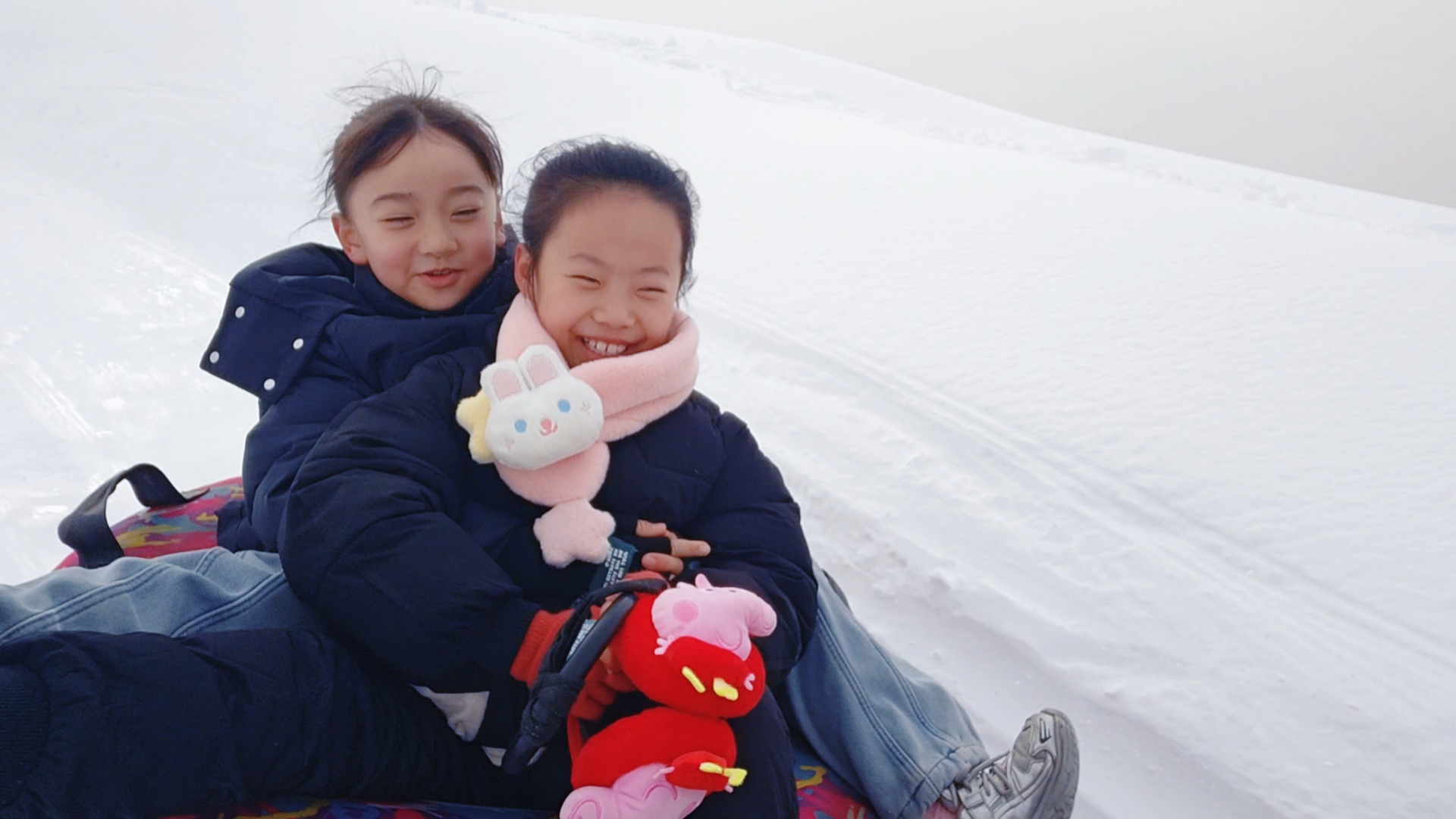 墨玉滑雪场开业 沙漠冰雪乐趣多