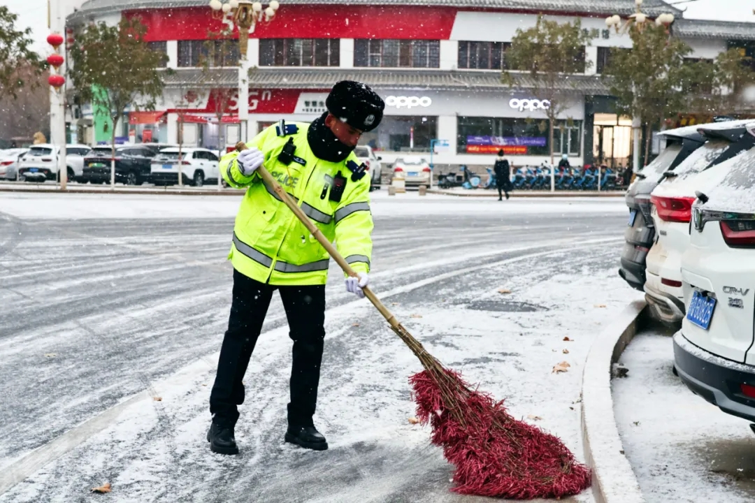 疏勒：雪中坚守不松懈 护路安民保畅通