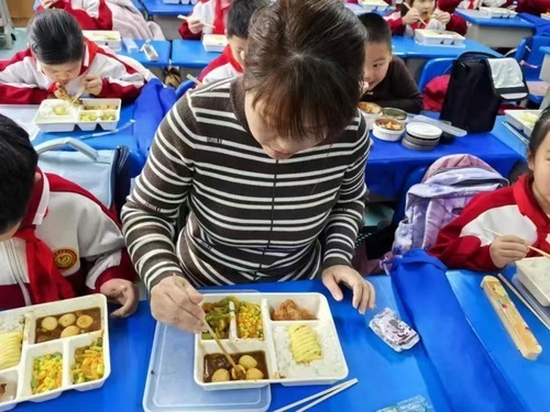 佳木斯：陪餐制度落地有声  守护校园饮食安全