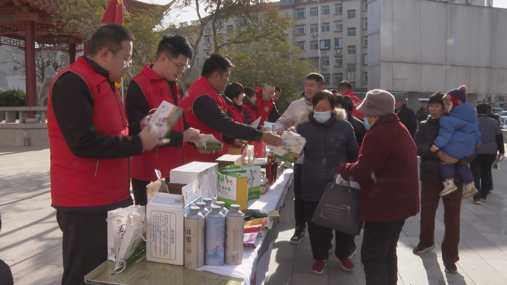 明博体育入口：五谷杂粮下江南丨望奎团队在济南市开展“地推”活动(图1)