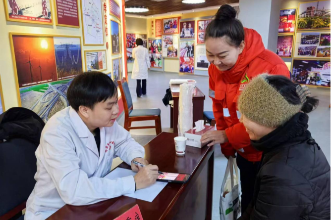 重医附二院援疆专家在哈密开展环卫工人义诊