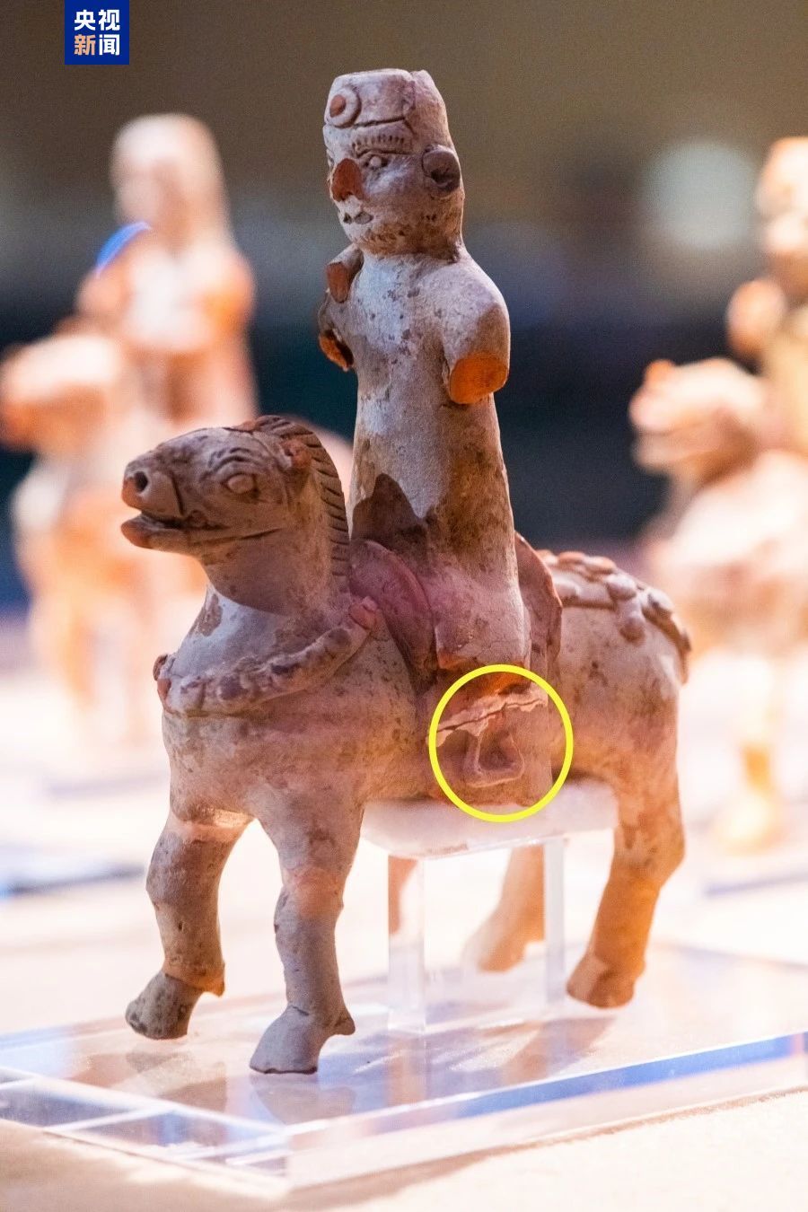 明代雕花嵌紫銅龍首馬鐙