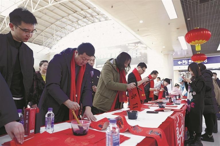 大连站欢乐“年味”迎春运