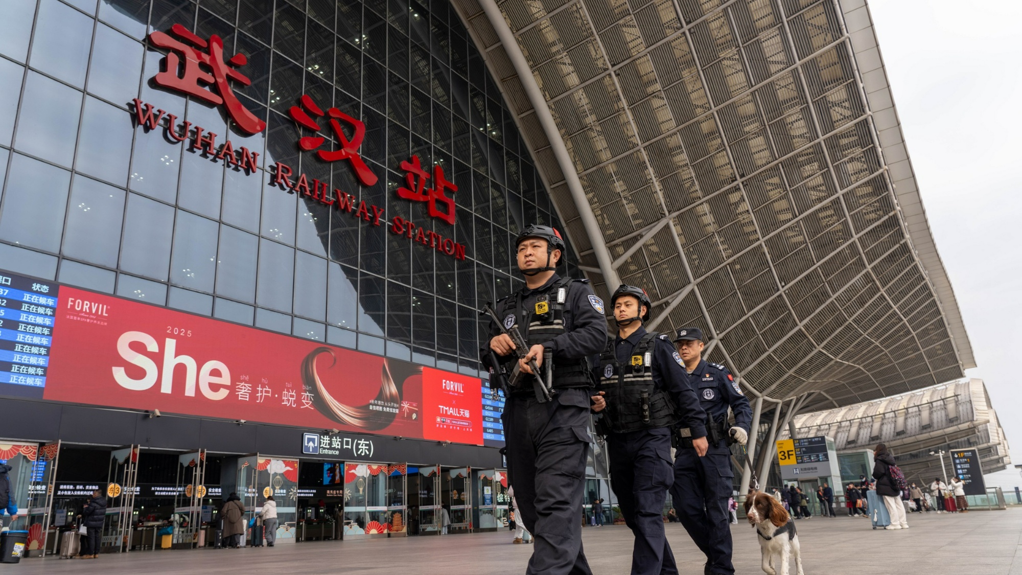 武汉铁警多措并举守护旅客回家路