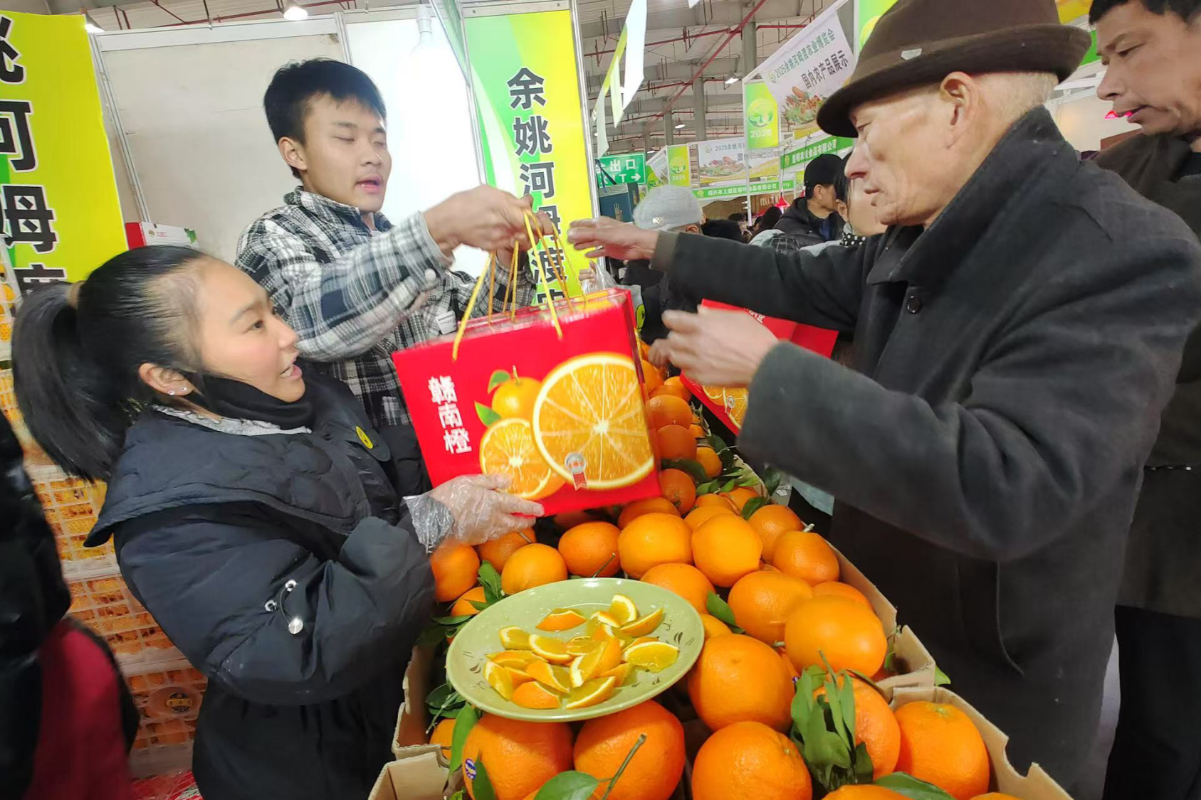 宁波余姚农博会开展 市民享受“扫货”快乐