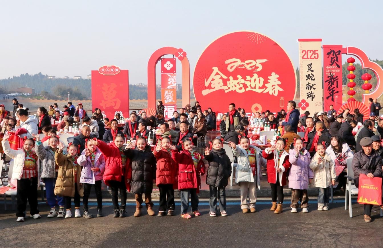 德阳罗江：千人同吃坝坝宴，热热闹闹迎新年