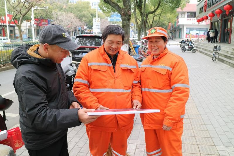 新春走基层丨一组合影定格“城市美容师”的温情与幸福PG电子入口(图1)