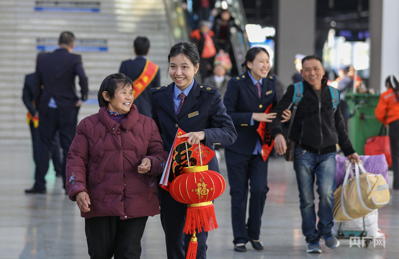 伟德下载新春走基层｜科技赋能 温暖归途(图5)