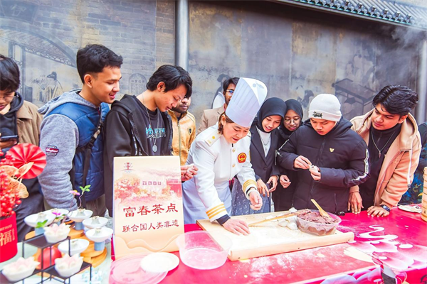 年味年俗烟火气 古街畅享欢乐年