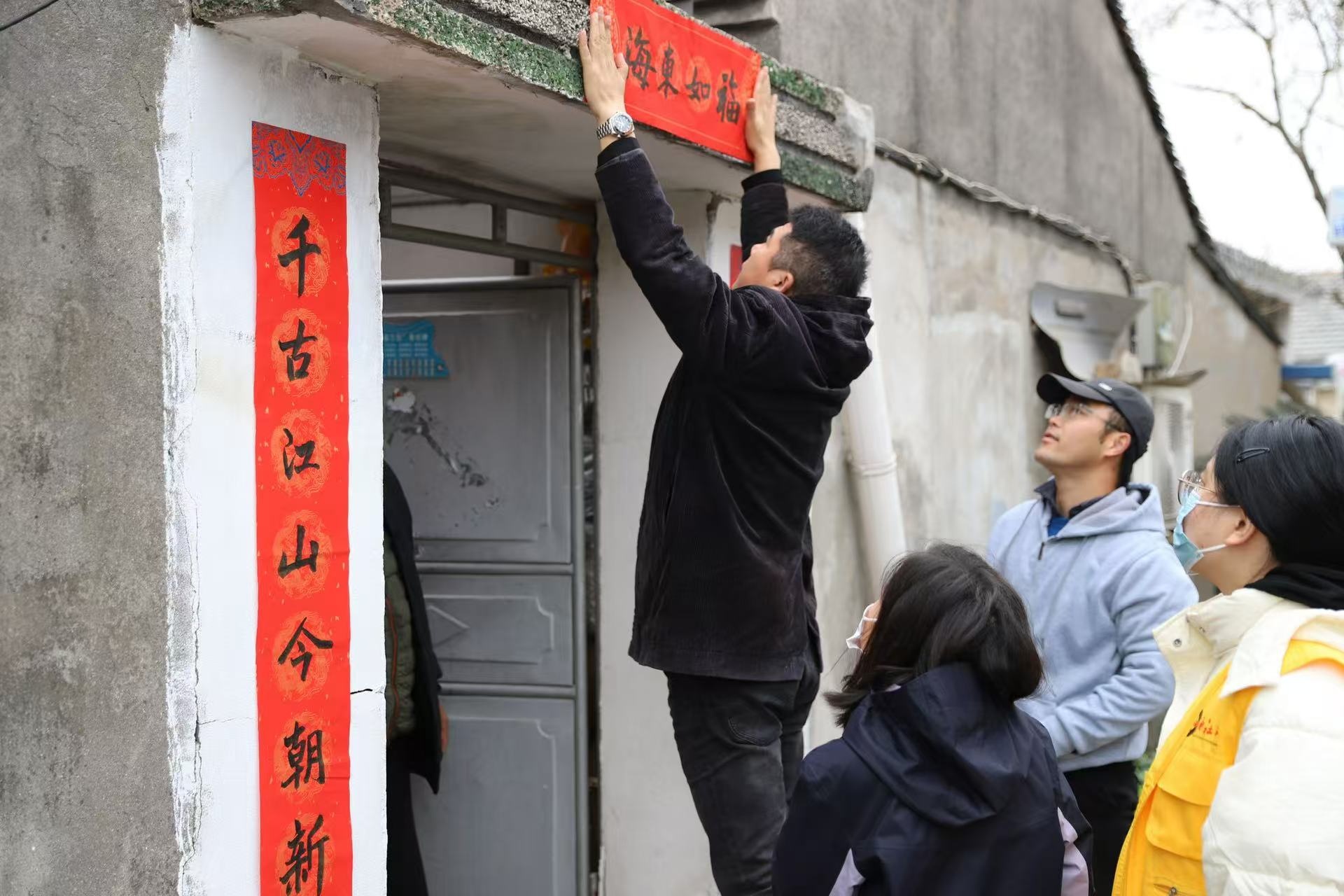 吃“百家饭”长大的小伙连续三年为村里老人准备年夜饭