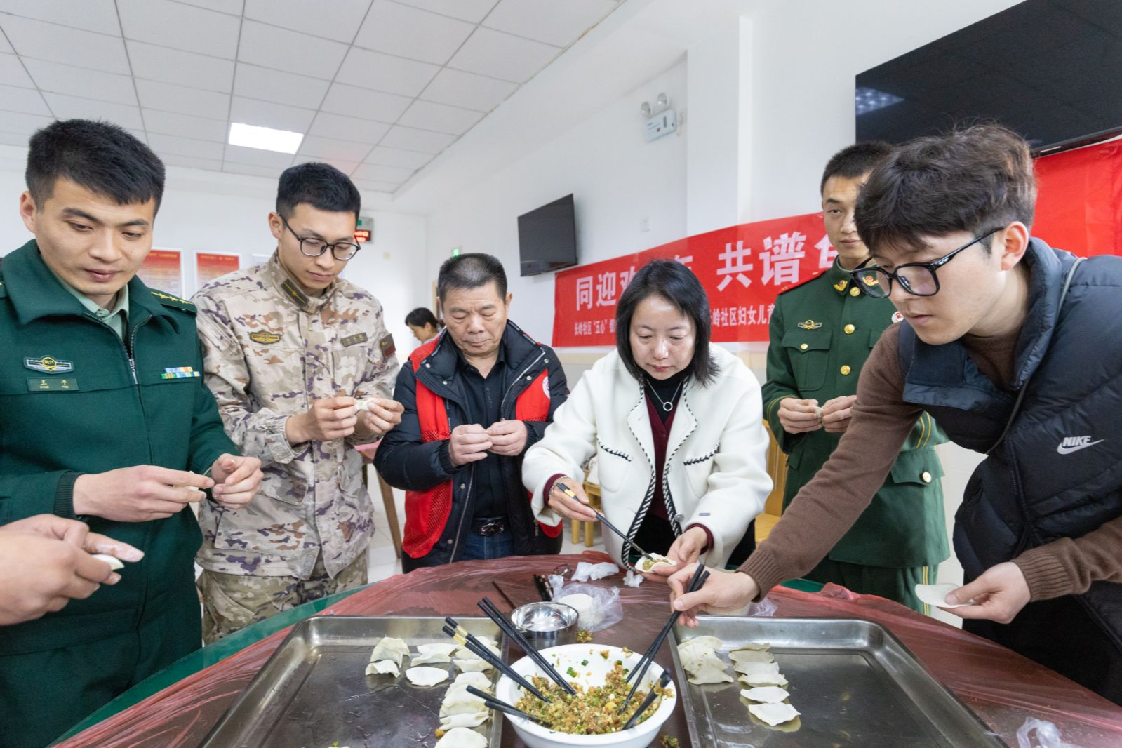 传统文化进军营 校地联合为子弟兵送新春祝福