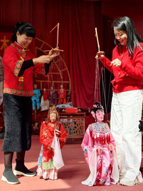 【网络中国节·春节】指尖艺术心中情 木偶戏里把年迎