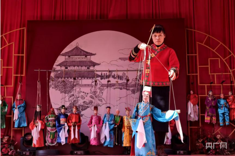 【网络中国节·春节】指尖艺术心中情 木偶戏里把年迎