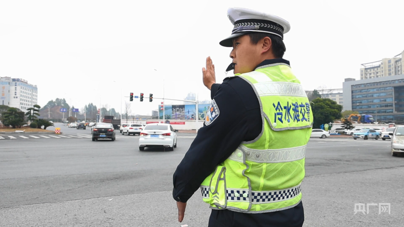 交警坚守岗位 护航春运高峰