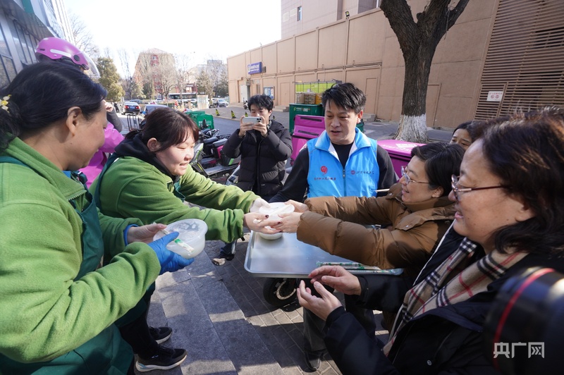 朝阳区安贞街道举办“巧手摇元宵、团圆在安贞”活动