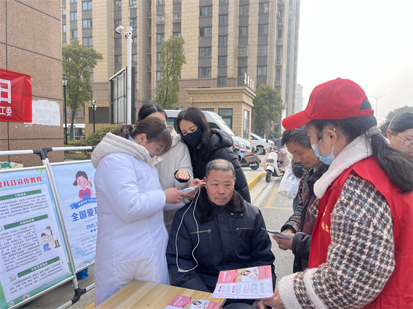 盐城亭湖区宝瓶湖街道“爱耳日”开展学雷锋活动