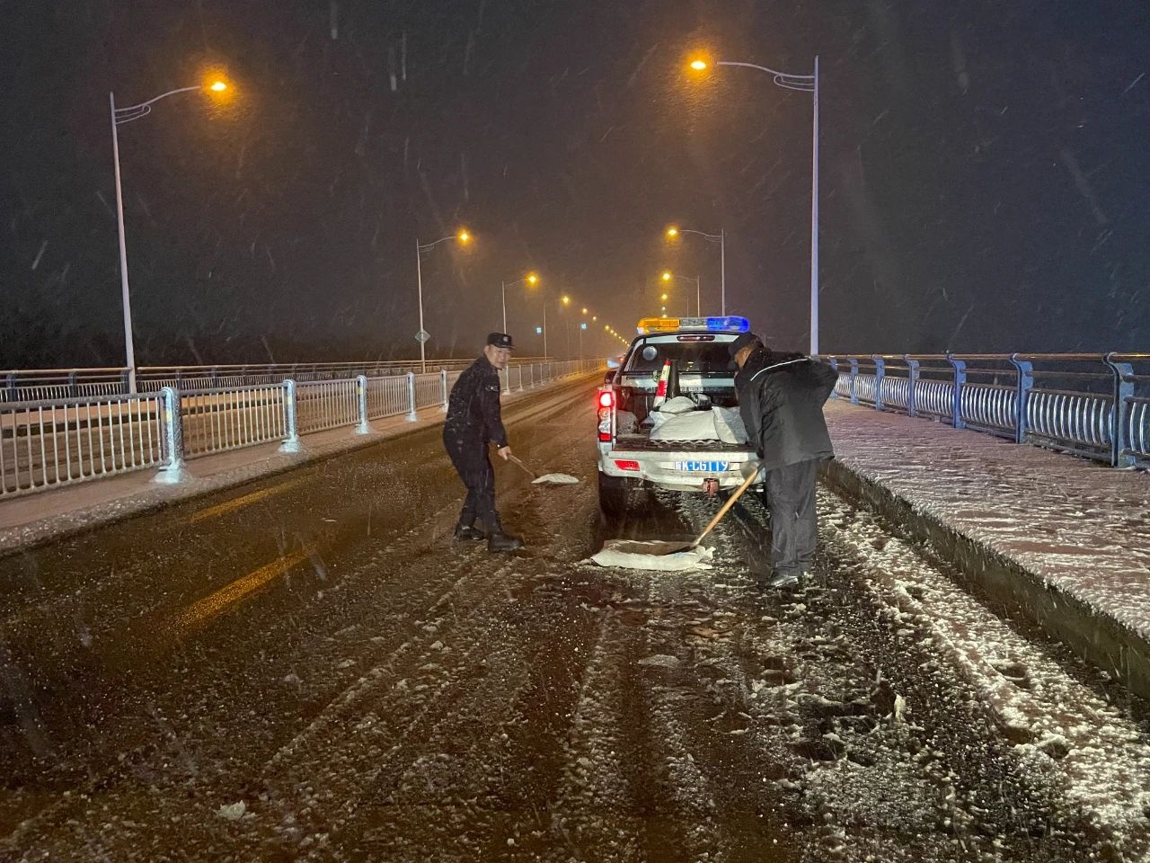 星空体育网站：阜阳突降大雪！他们正在行动