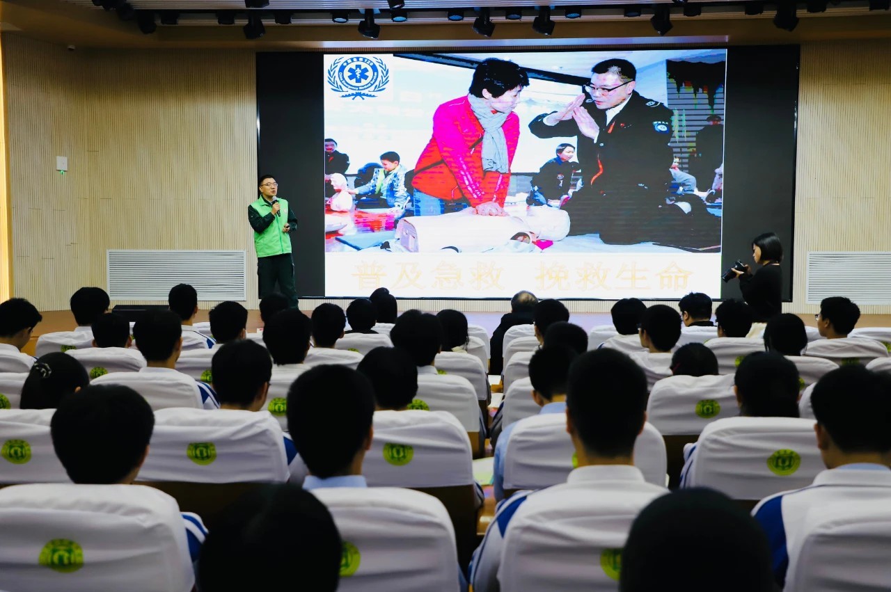 济南广电志愿服务进校园：雷锋同行，“救”在身边