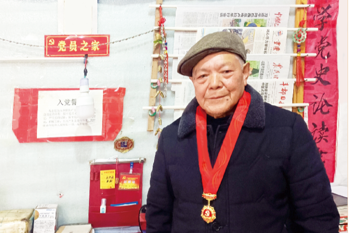 凯发K8天生赢家一触即发丰都山村62年“活雷锋”：要做好事到9|公交车最后一排被