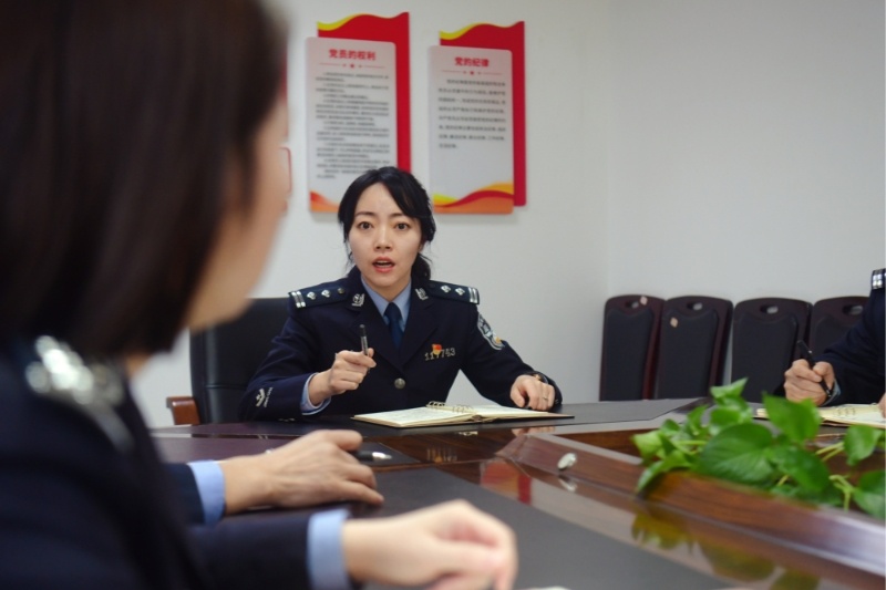 女警张灯：柔肩担重任 服务暖人心