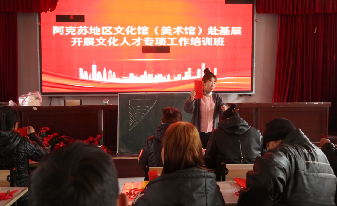 “石榴籽”小分队送剪纸技艺进渭干乡