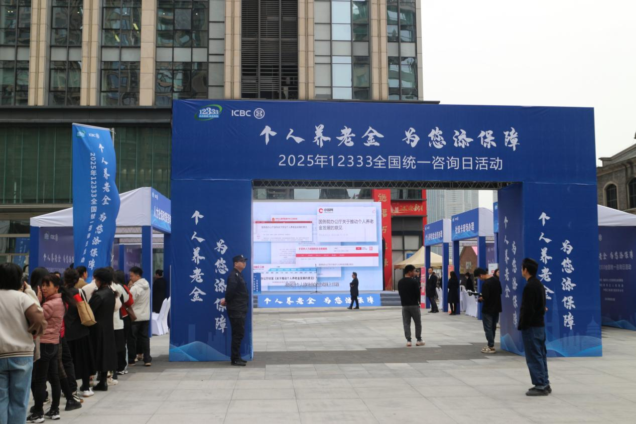 重庆人社“摆摊设点”进社区