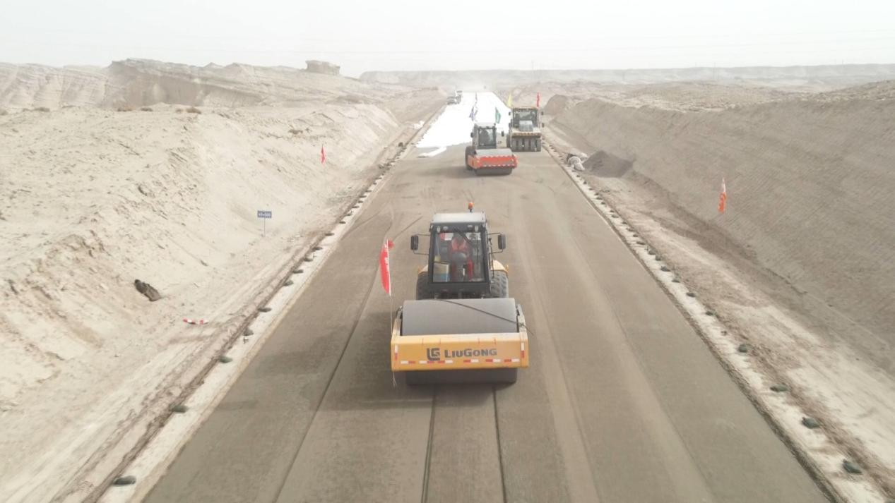 库沙公路进入大面积摊铺阶段