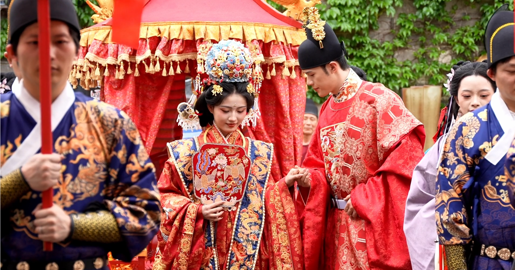 宁波澥浦镇:"汉服迎亲"再现传统婚俗文化