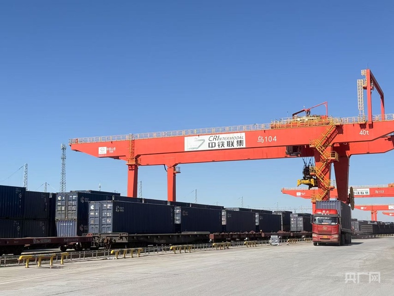 全国首趟铁空联运跨境班列抵达乌鲁木齐