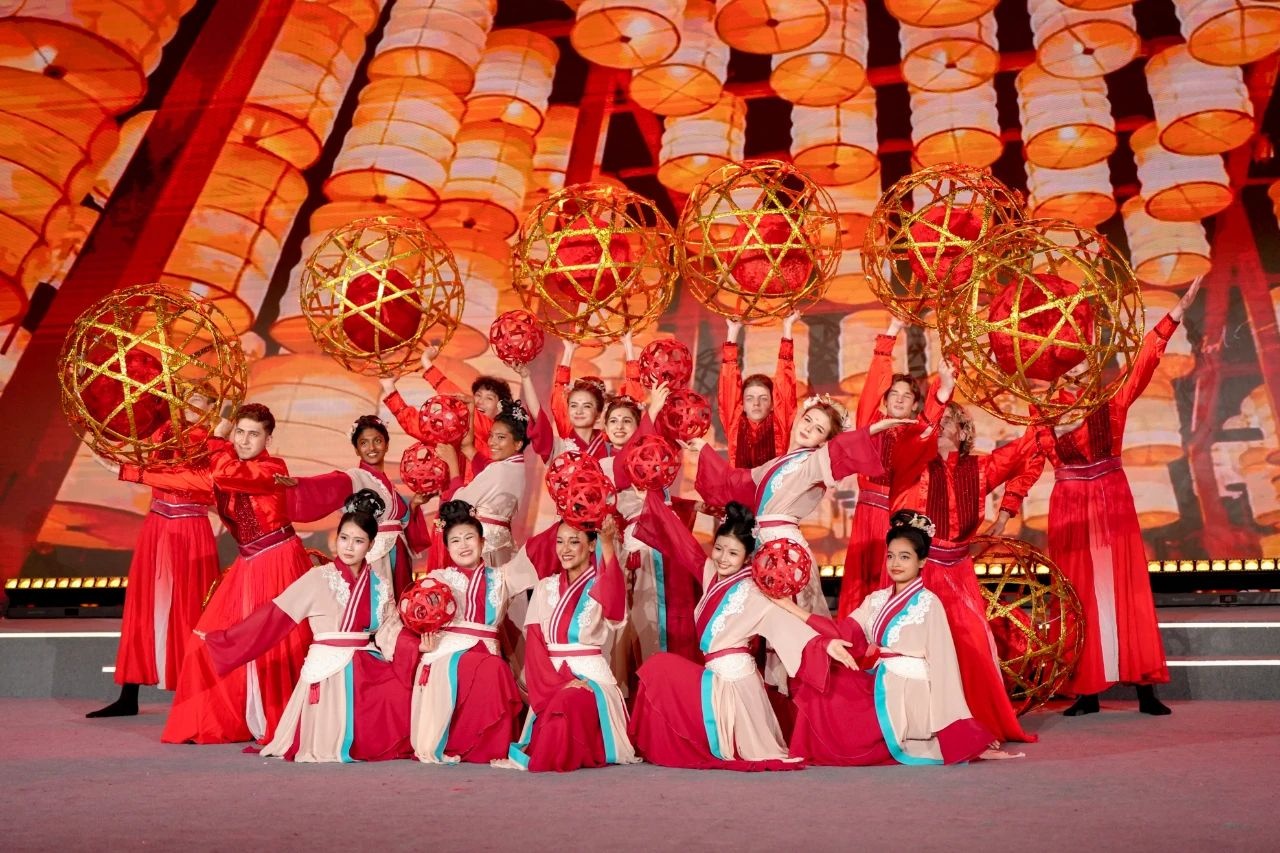 满屏“中国味”,“洋学生”携海盐非遗滚灯登台_央广网