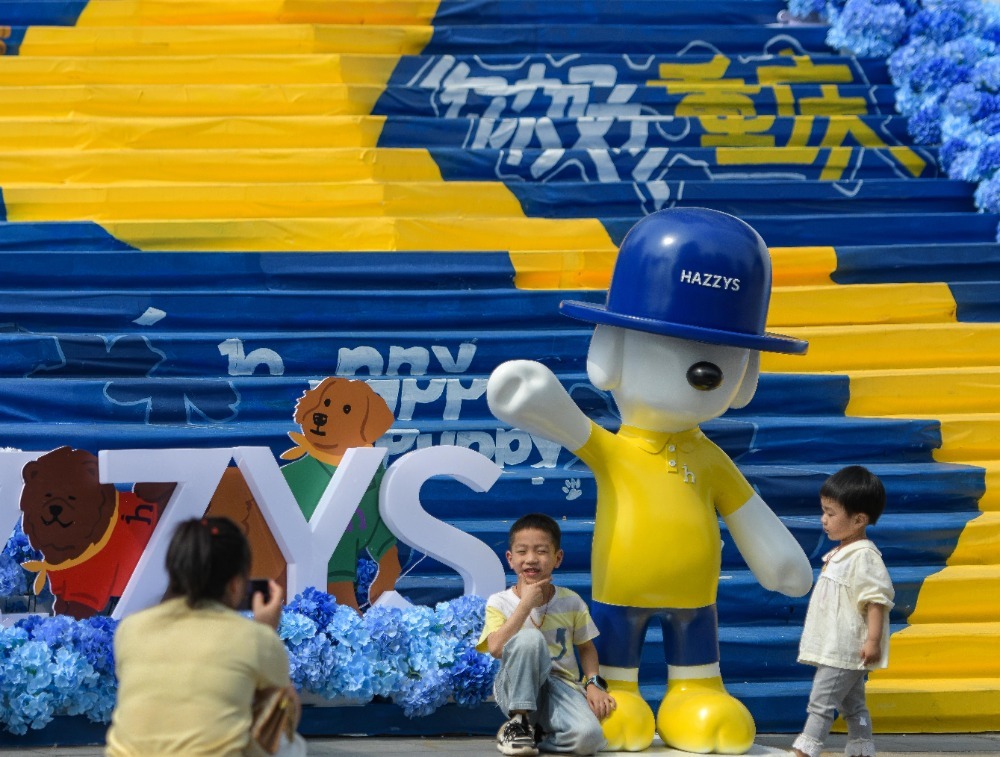 艺术主题展进商圈 重庆“五一”消费市场热力升腾