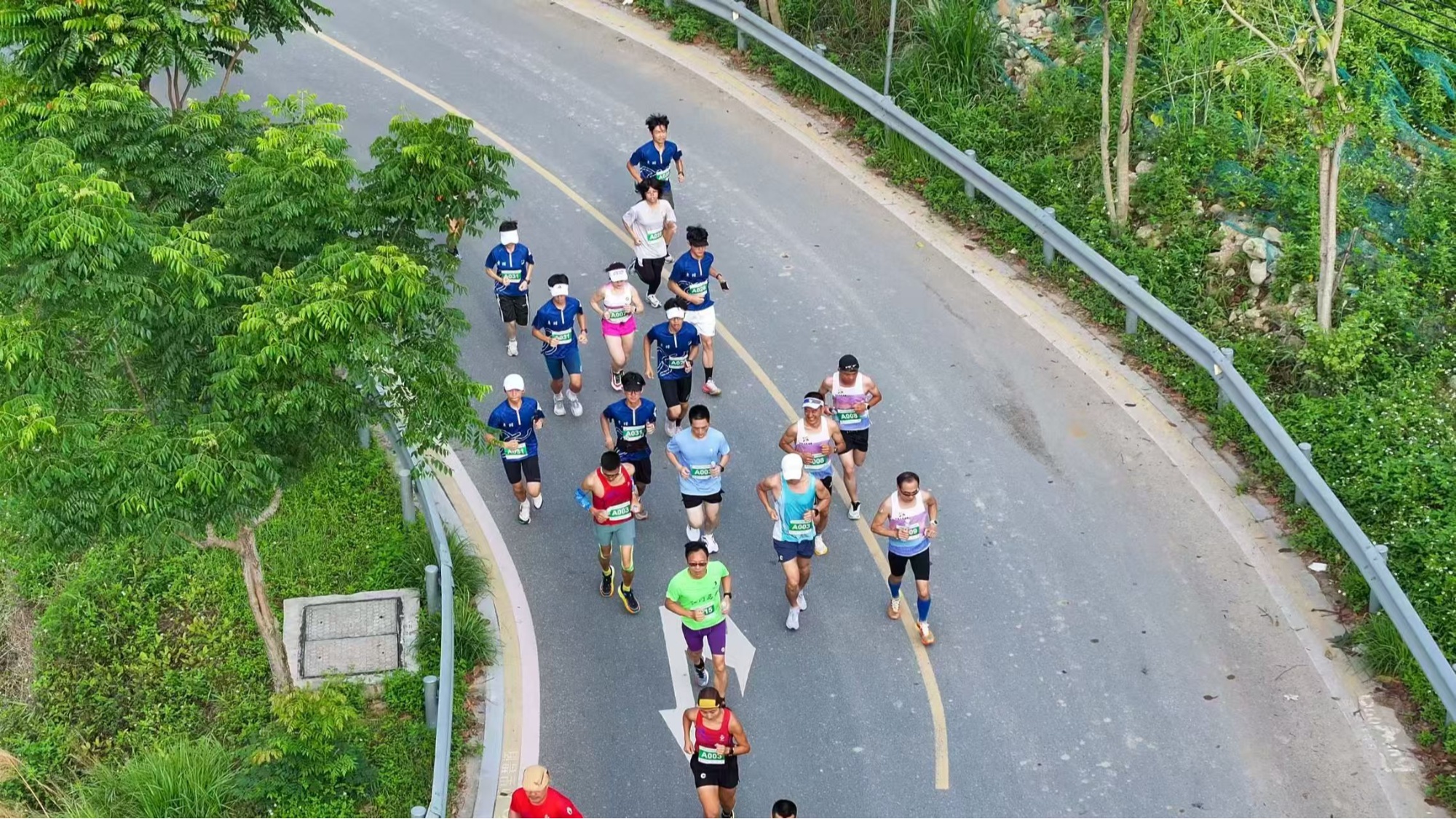 广东开云体育入口高明开展皂幕山登山跑活动(图2)