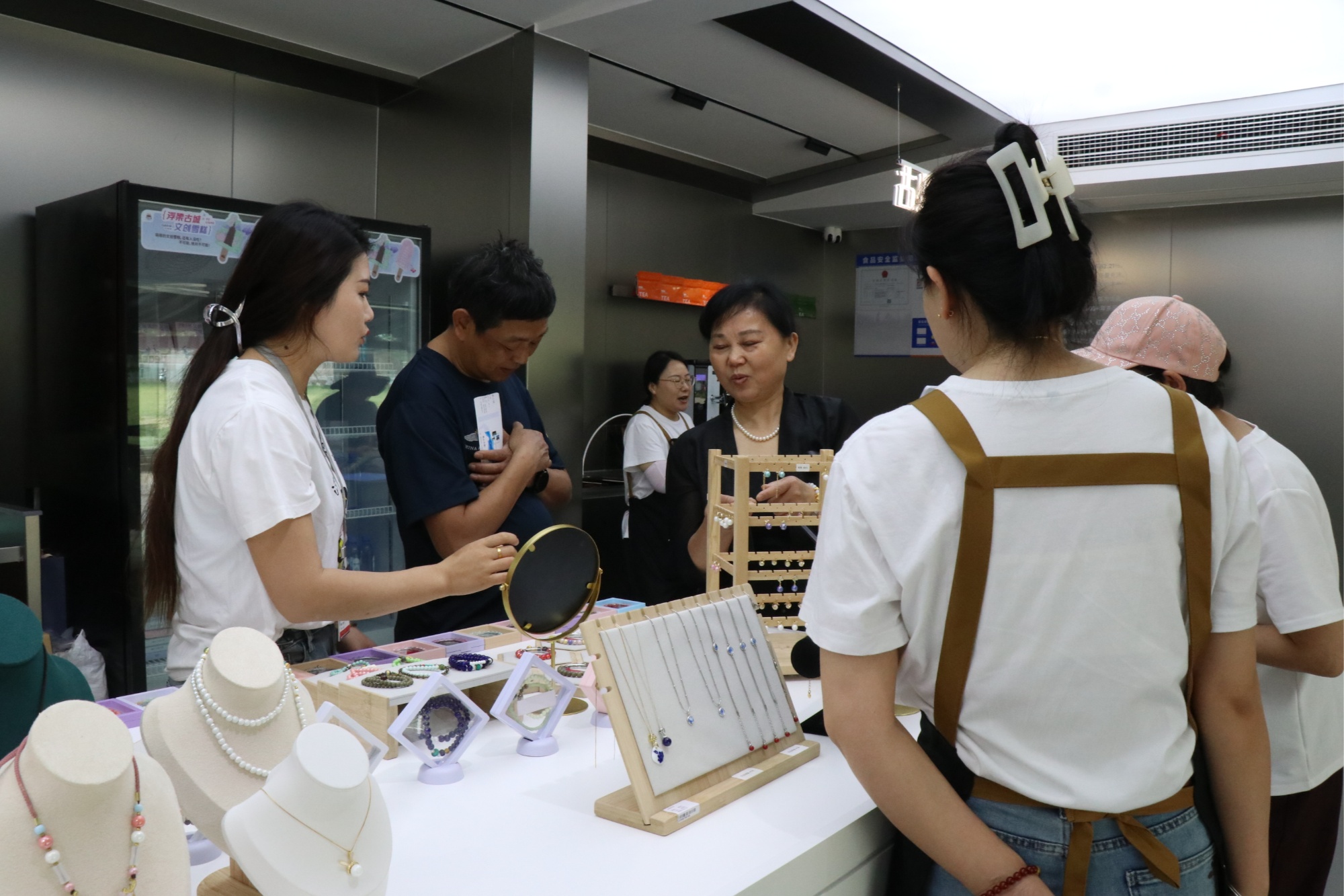 “五一”开云官网假期古县衙人潮涌动 文创产品消费火热(图3)