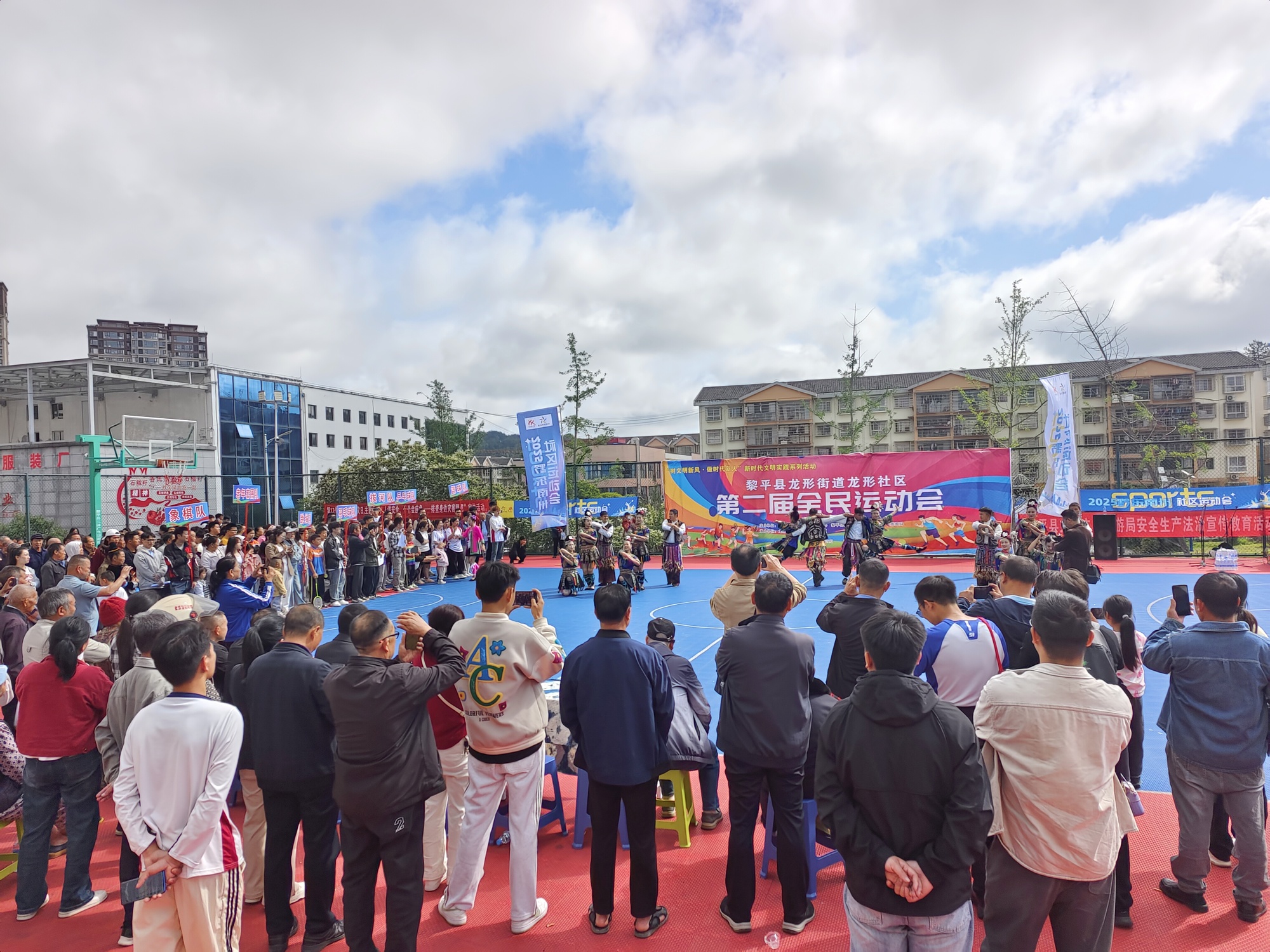 贵州黎平：套圈 拔河 唱侗歌居民在社区运动会玩嗨了半岛体育登录(图3)