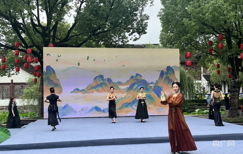 绍兴柯桥：非遗与时尚共舞 传统文化绽放新活力