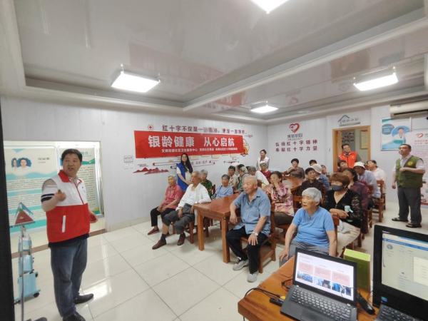 盐城亭湖西苑社区开展老年健康宣传服务活动
