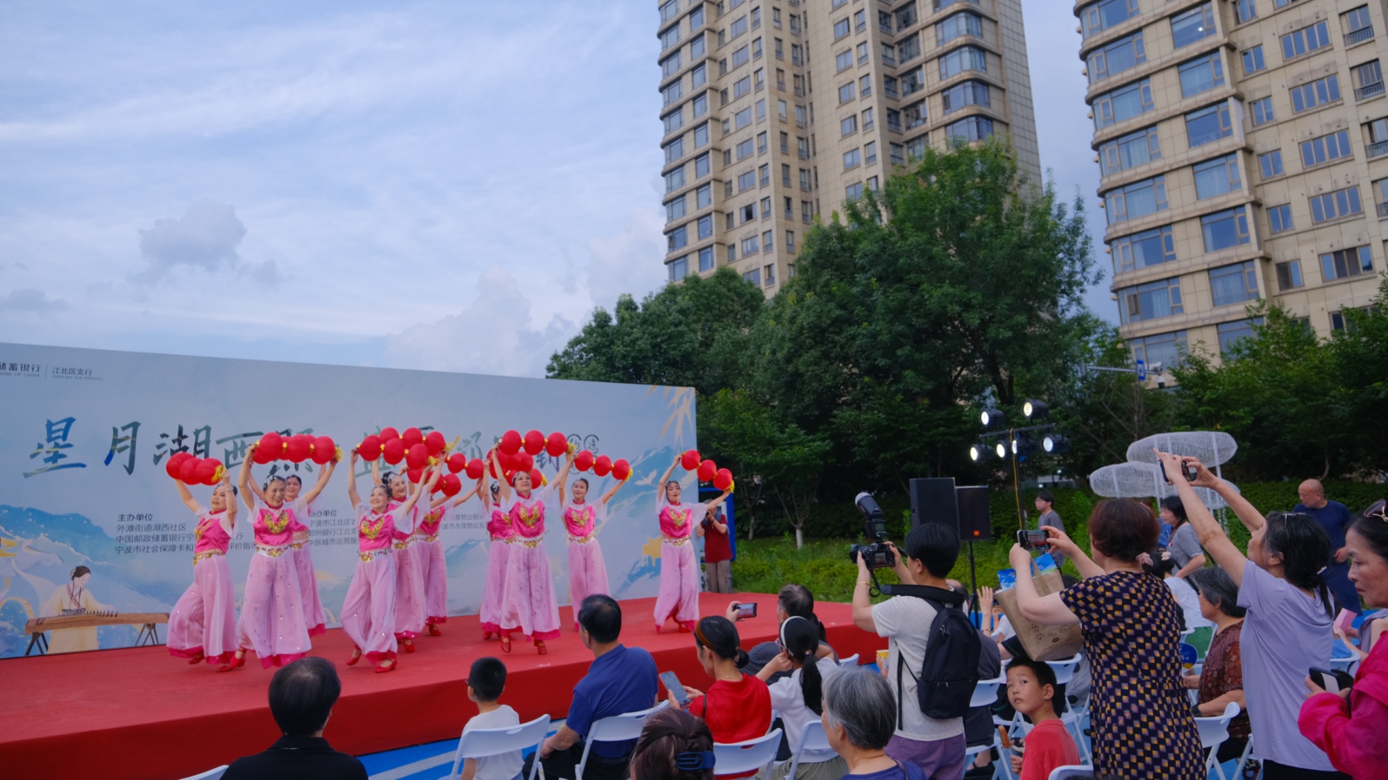 文化特派员巧搭台 邻里文化晚会满温情