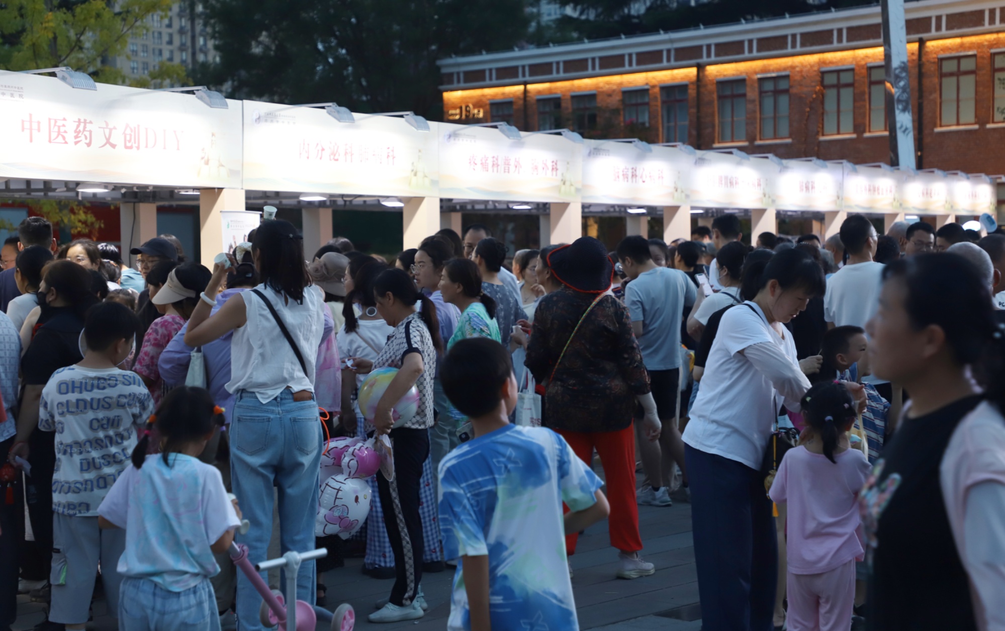 郑州中医药夜市人气爆棚传统文化魅力引全民热捧(图5)