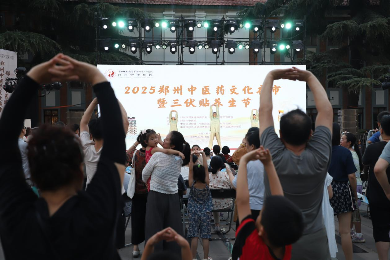 郑州中医药夜市人气爆棚传统文化魅力引全民热捧(图1)