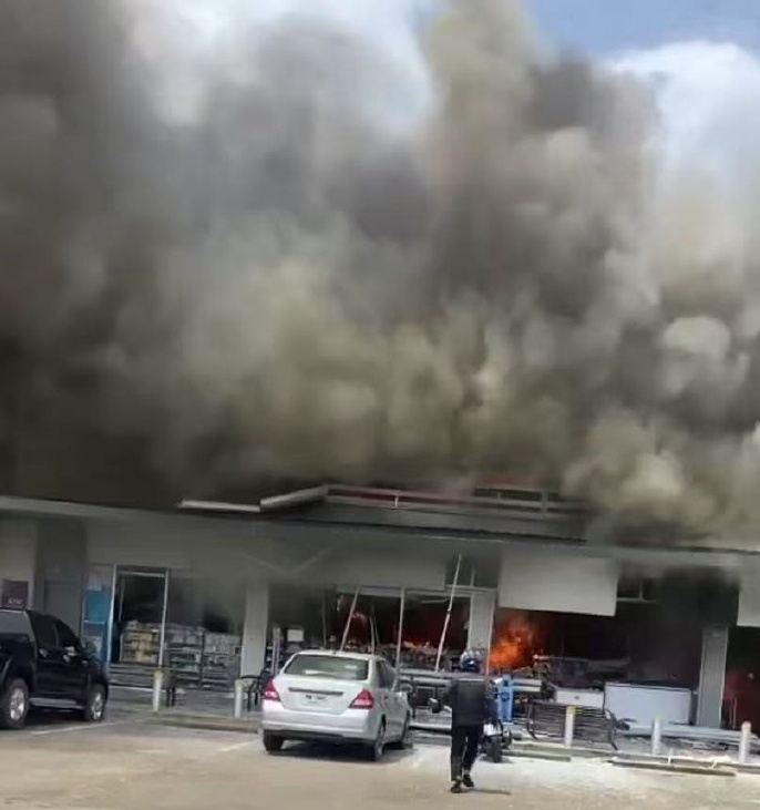 柬国火箭弹误炸泰加油站