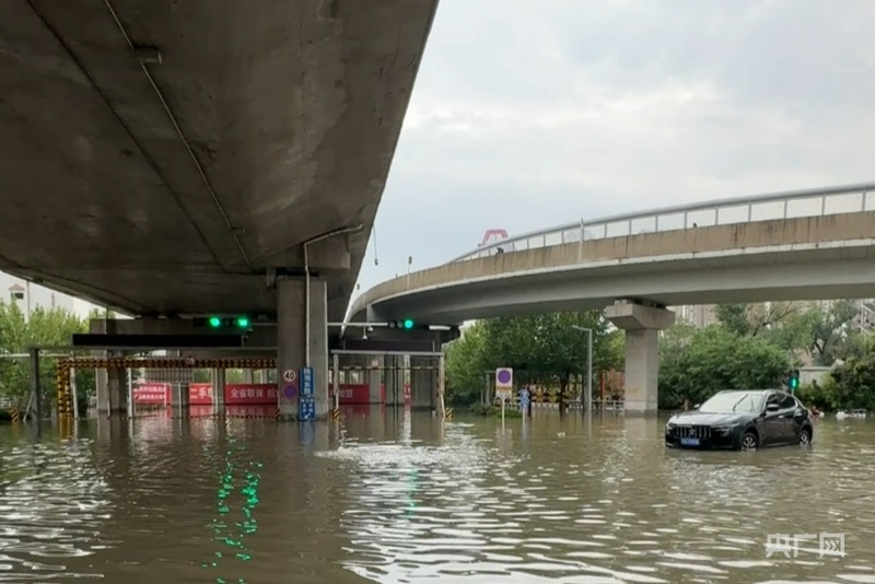郑州大雨的监护人：交通警察被泥泞的水浸泡，