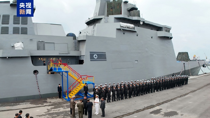 金正恩视察“崔贤”级驱逐舰