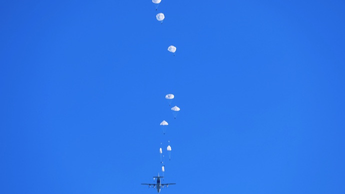 海军某防救支队伞降训练实拍