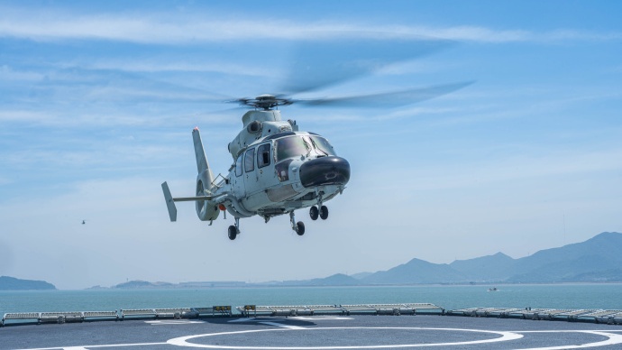 海军部队进行夜间舰载直升机降落训练