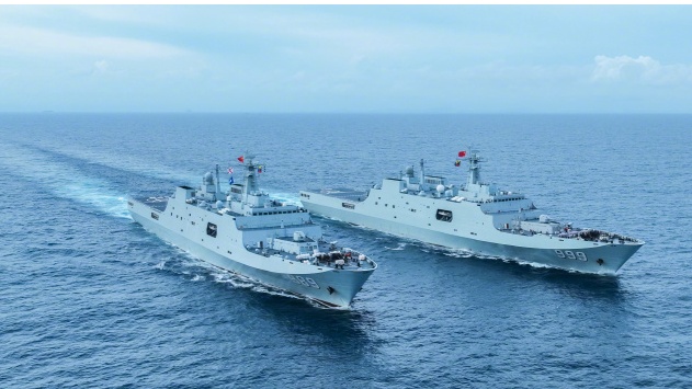海军某登陆舰编队进行海上训练